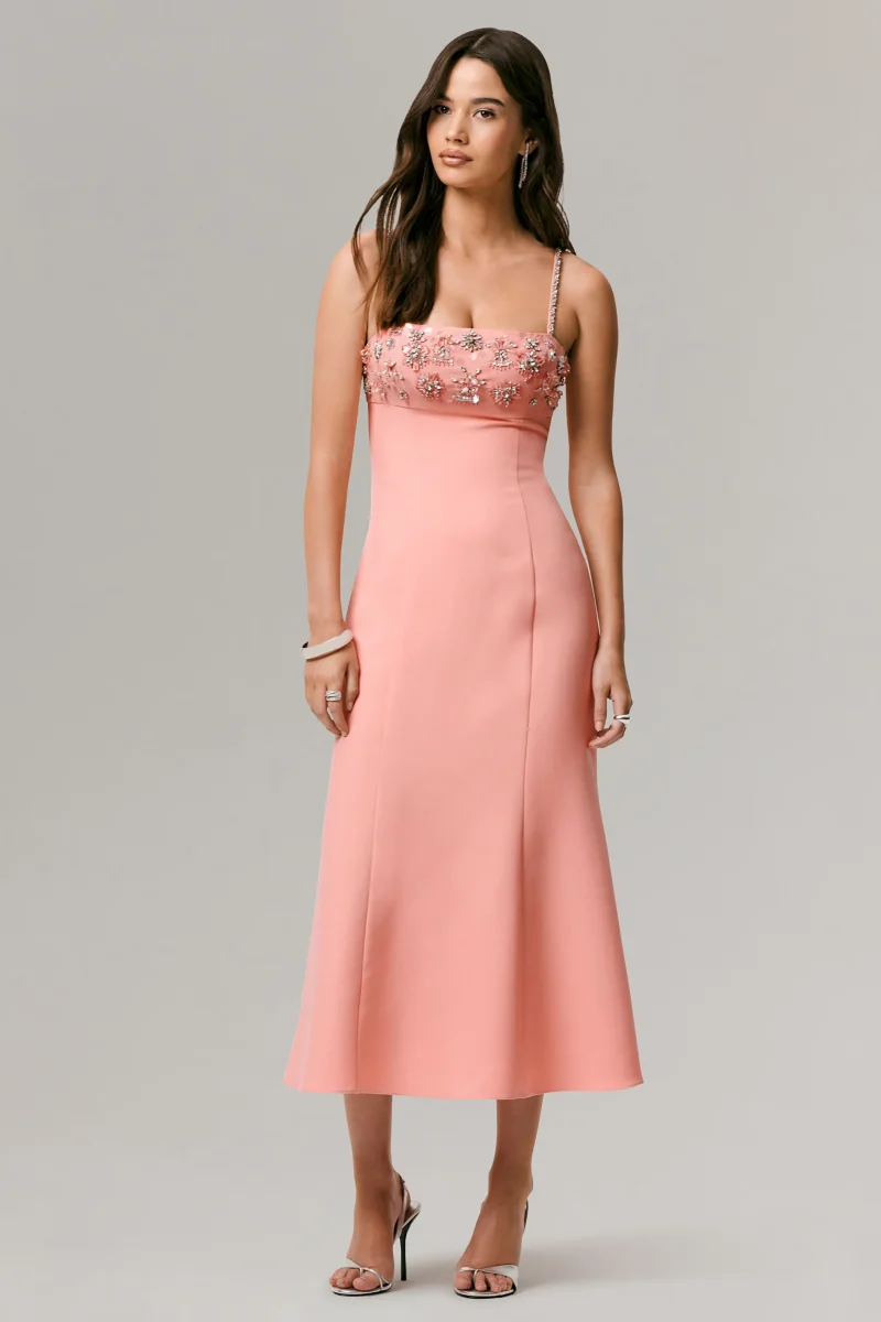One To Remember | Vestido midi coral con escote cuadrado y detalles bordados - Imagen 8