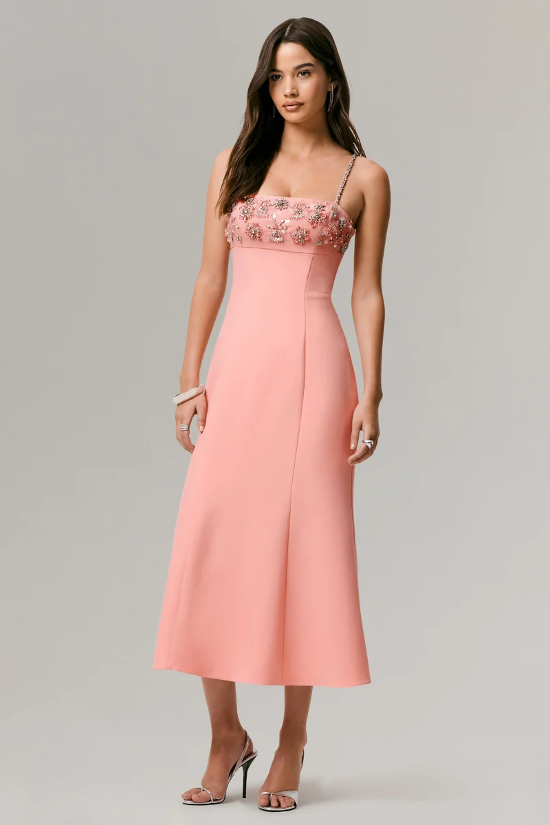 One To Remember | Vestido midi coral con escote cuadrado y detalles bordados - Imagen 4
