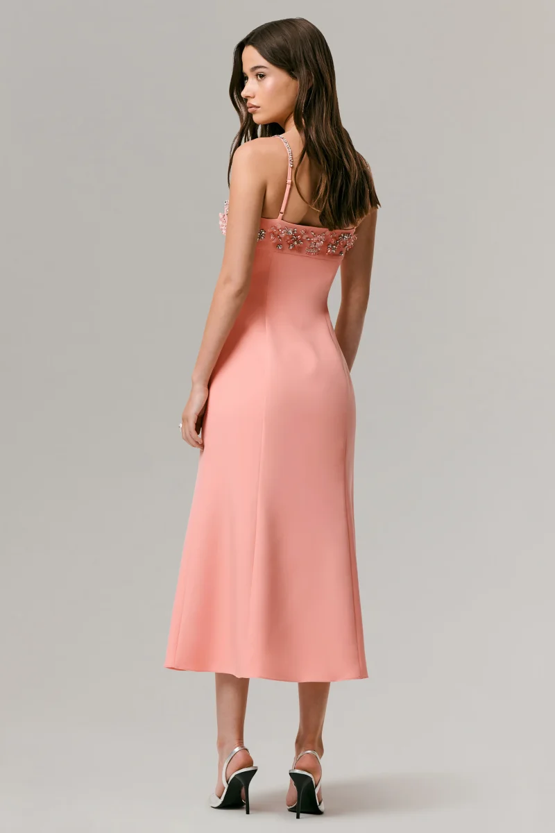 One To Remember | Vestido midi coral con escote cuadrado y detalles bordados - Imagen 5