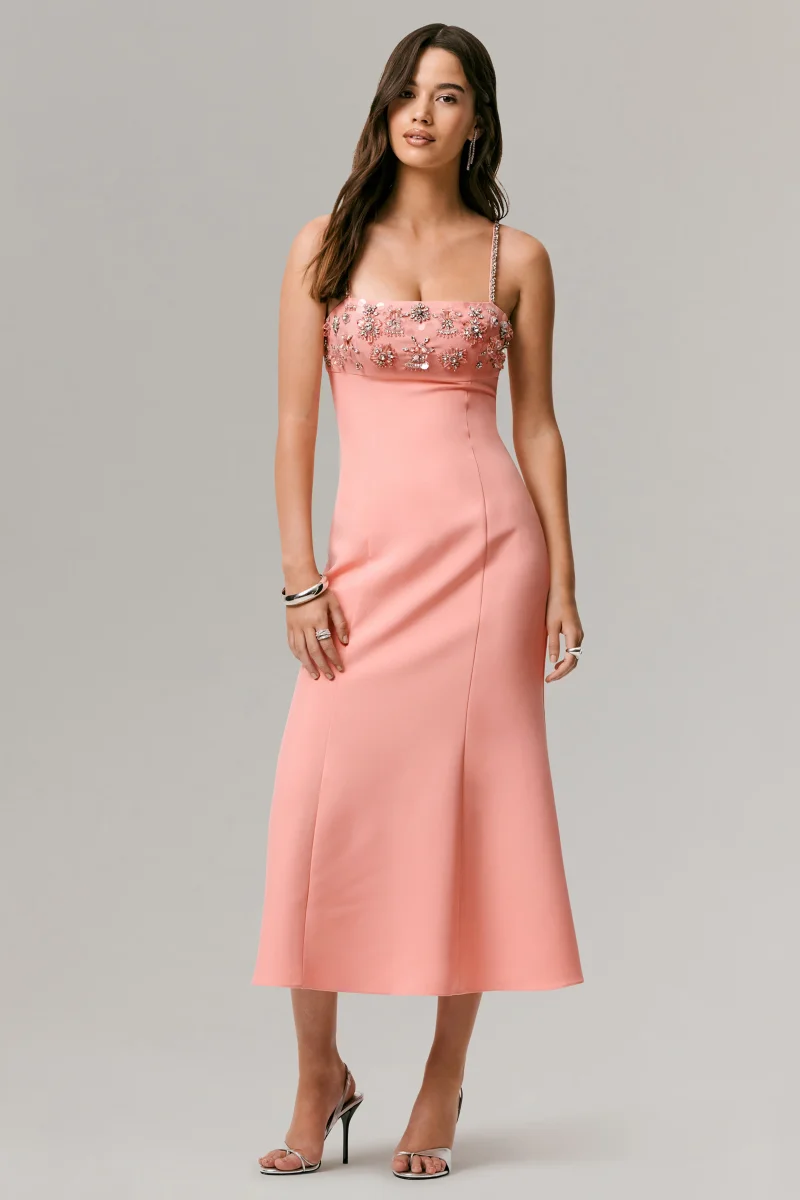 One To Remember | Vestido midi coral con escote cuadrado y detalles bordados - Imagen 7