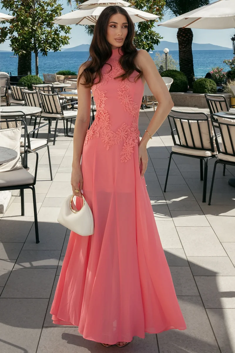 Just Like Magic | Vestido Largo coral con cuello alto y detalles bordados - Imagen 3