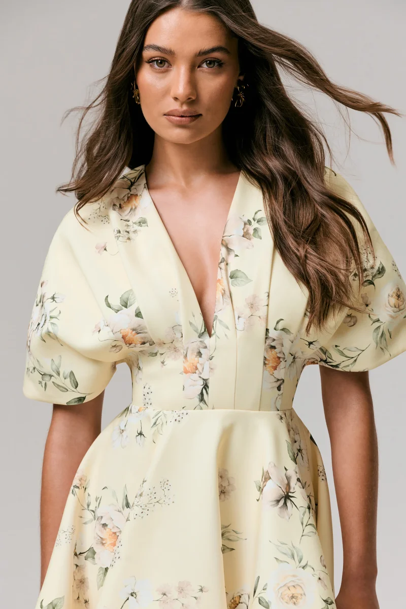 Delight | Vestido corto con volantes, escote pronunciado y estampado de limón - Imagen 7