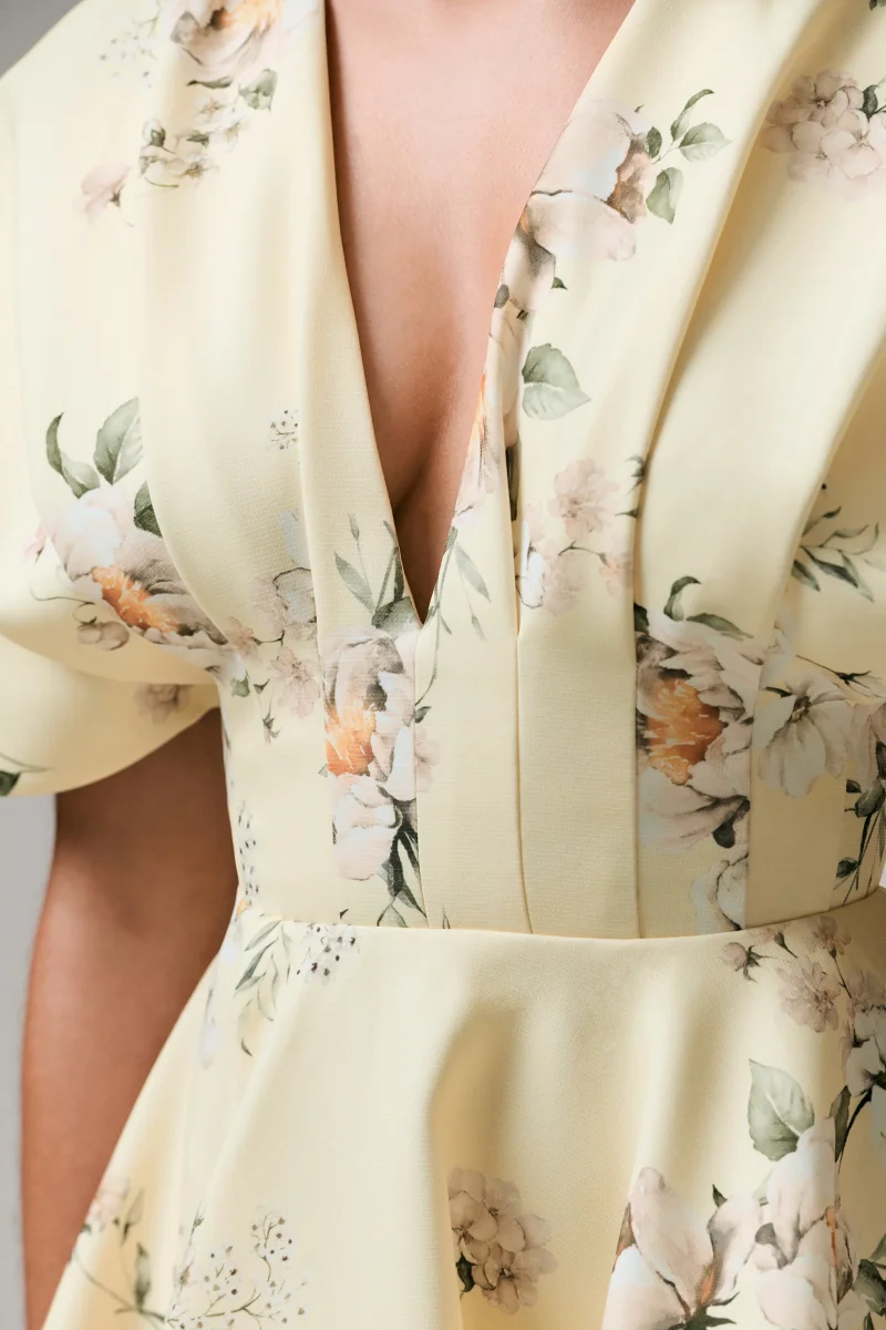 Delight | Vestido corto con volantes, escote pronunciado y estampado de limón - Imagen 8
