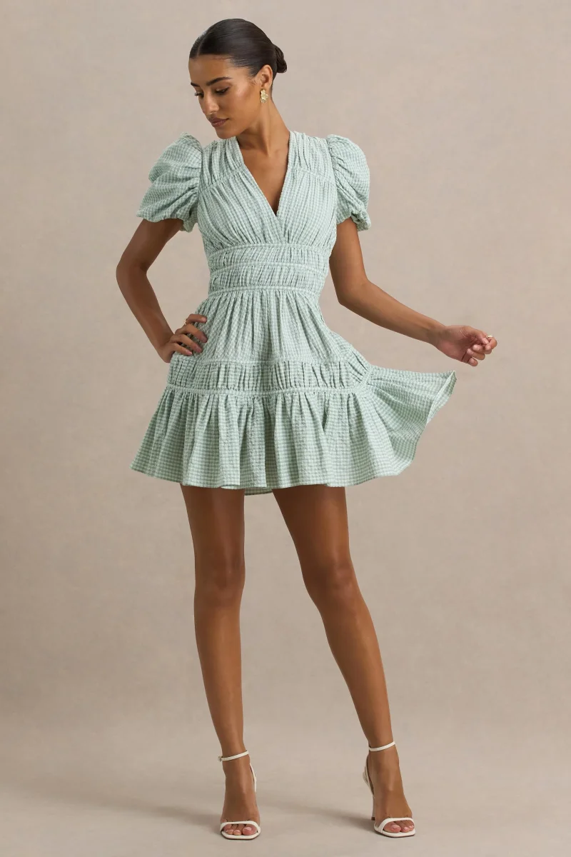 Laurelle | Vestido Corto Verde con Escote Profundo y Detalles de Volantes - Imagen 4