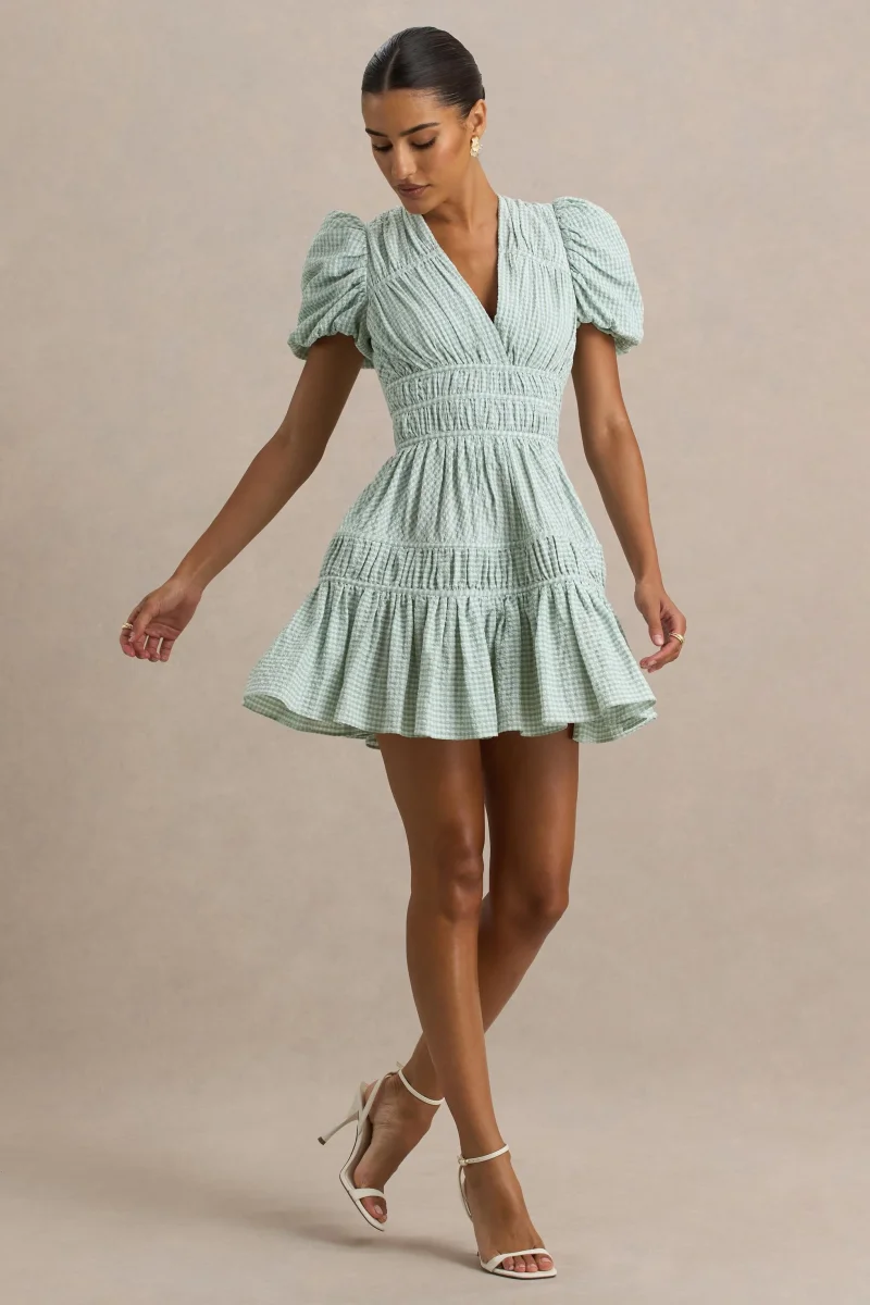 Laurelle | Vestido Corto Verde con Escote Profundo y Detalles de Volantes - Imagen 6