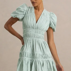 Laurelle | Vestido Corto Verde con Escote Profundo y Detalles de Volantes