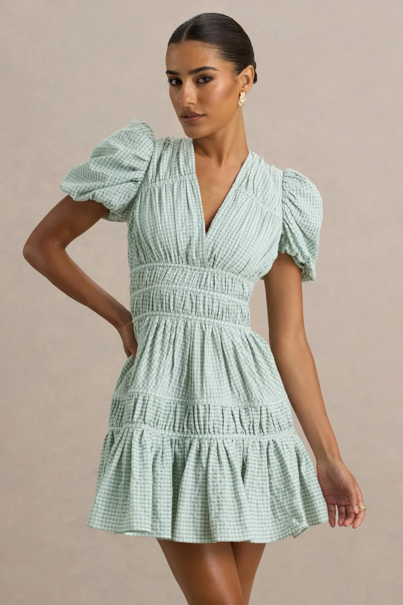 Laurelle | Vestido Corto Verde con Escote Profundo y Detalles de Volantes