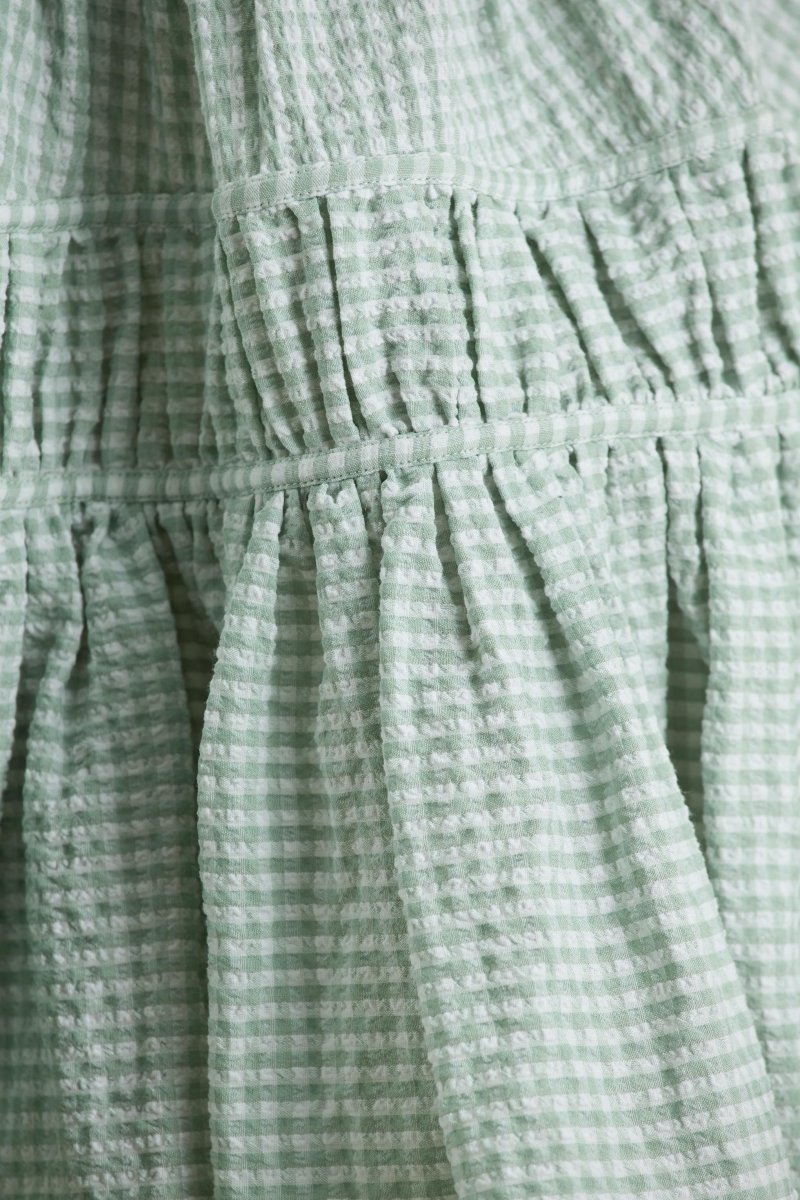 Laurelle | Vestido Corto Verde con Escote Profundo y Detalles de Volantes - Imagen 7