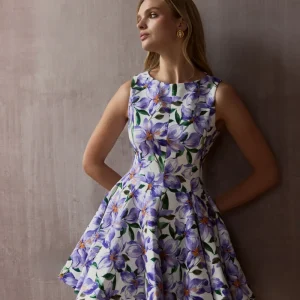 Gabrielle | Vestido Corto en Estampado Lila Púrpura con Cuello Alto y Detalle de Volantes