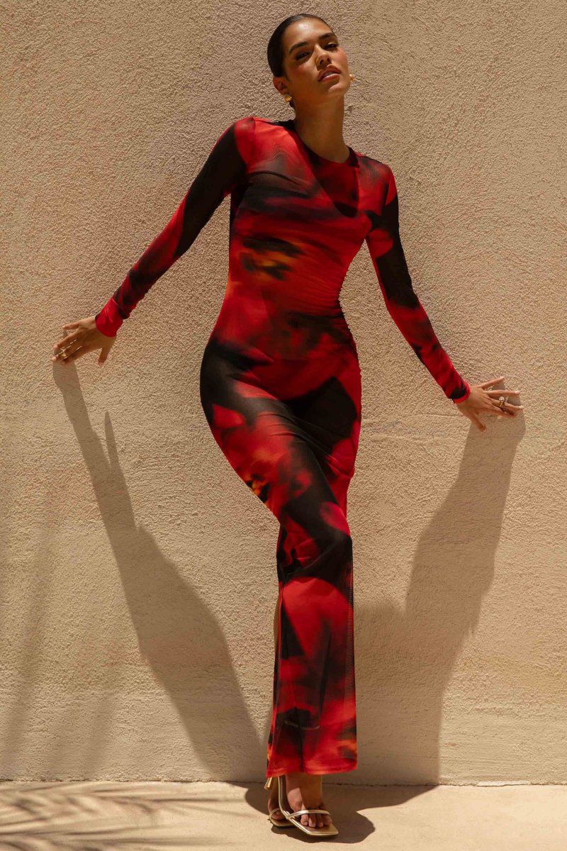 Marcy | Vestido largo entallado de mangas largas con estampado negro y rojo - Imagen 4