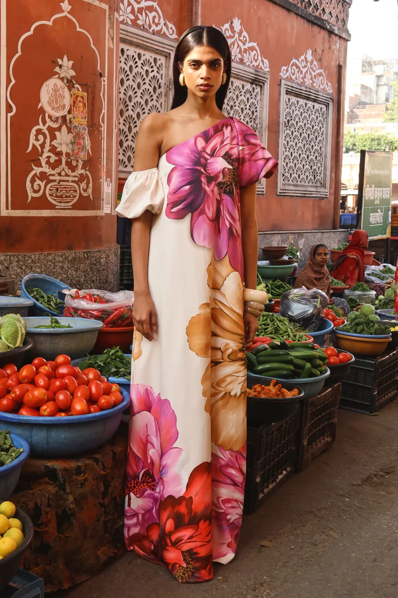 Anastasia | Vestido Largo Asimétrico Con Estampado Floral Grande y Detalle Fruncido