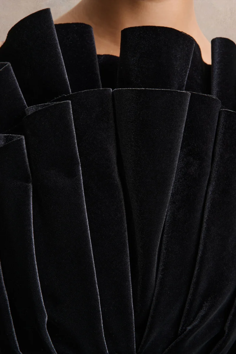 Polly | Vestido Corto Negro de Terciopelo con Volantes y Escote Asimétrico - Imagen 7