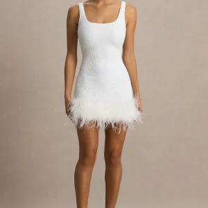 Rosalinda | Vestido Corto Blanco de Lentejuelas con Escote Cuadrado y Ribete de Plumas