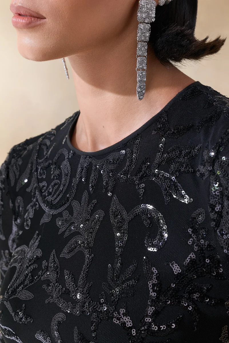Stellar | Vestido largo de encaje adornado negro con cuello alto y mangas largas - Imagen 7