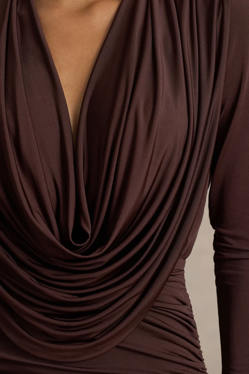 Ciela | Vestido Corto Marrón con Escote Profundo - Imagen 7