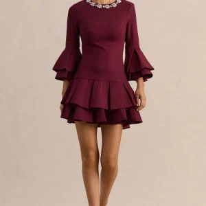 Mirna | Vestido Corto Burdeos con Escote Redondo, Mangas Acampanadas y Detalles de Volantes