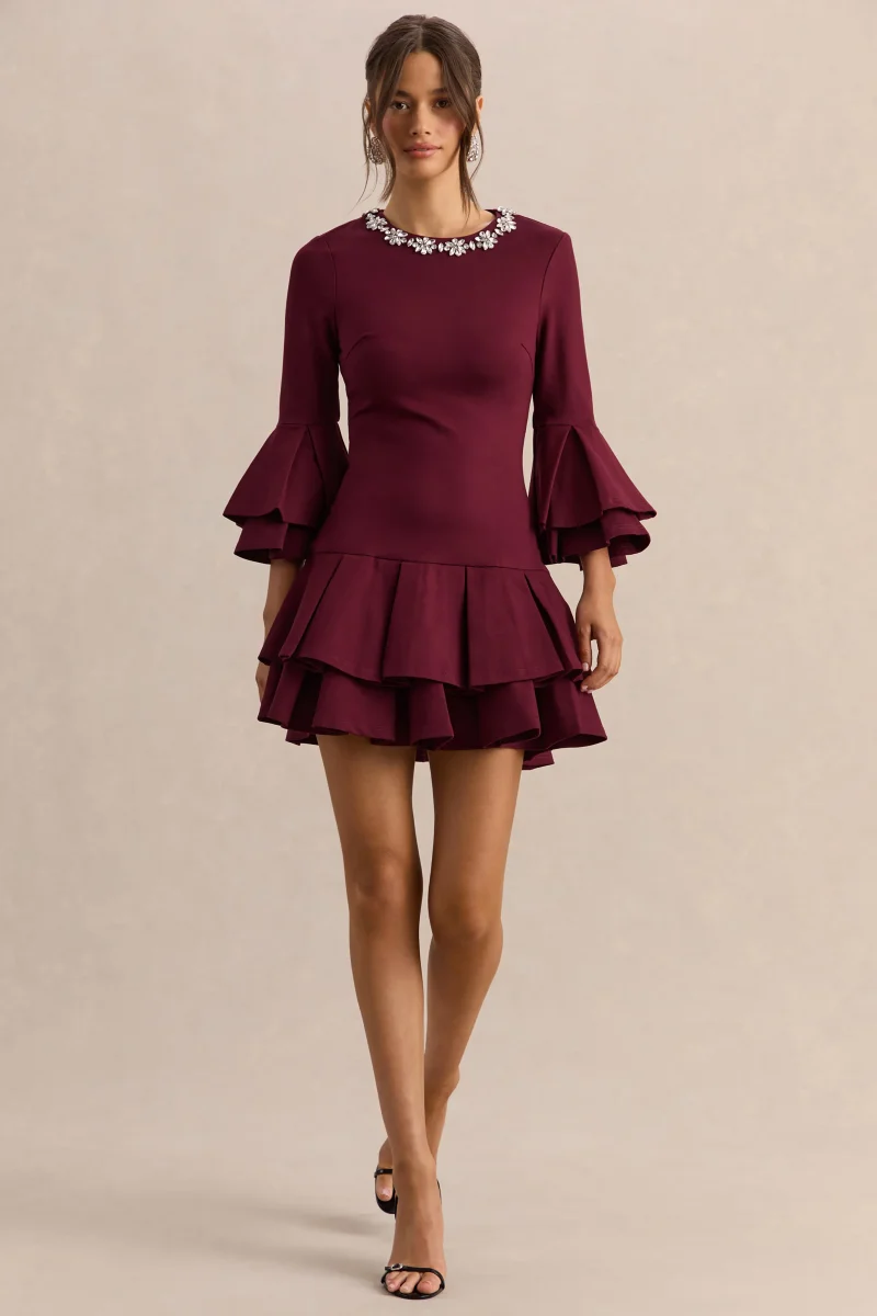 Mirna | Vestido Corto Burdeos con Escote Redondo, Mangas Acampanadas y Detalles de Volantes - Imagen 2