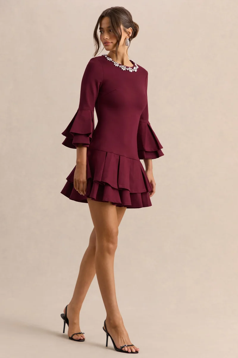 Mirna | Vestido Corto Burdeos con Escote Redondo, Mangas Acampanadas y Detalles de Volantes - Imagen 5