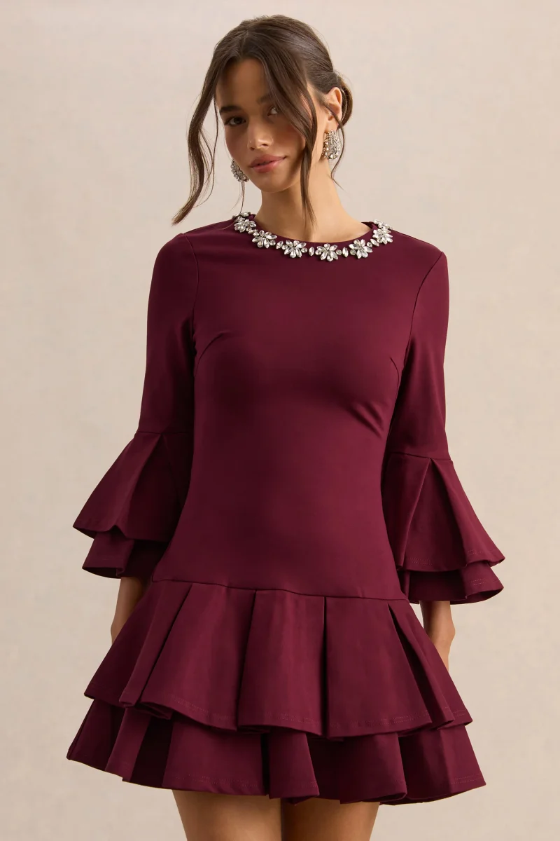 Mirna | Vestido Corto Burdeos con Escote Redondo, Mangas Acampanadas y Detalles de Volantes - Imagen 4