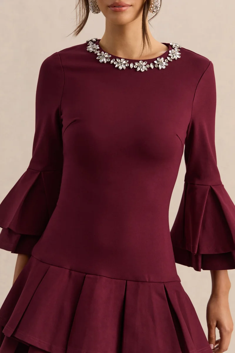 Mirna | Vestido Corto Burdeos con Escote Redondo, Mangas Acampanadas y Detalles de Volantes - Imagen 6