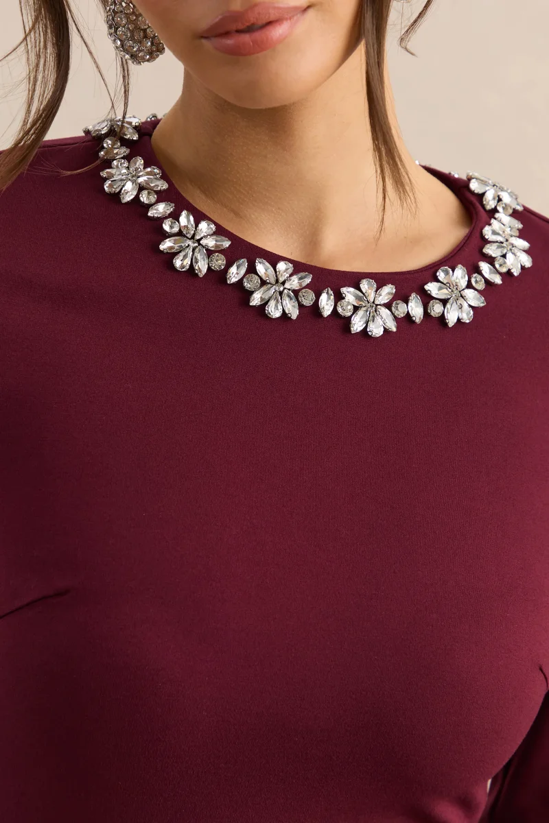 Mirna | Vestido Corto Burdeos con Escote Redondo, Mangas Acampanadas y Detalles de Volantes - Imagen 7