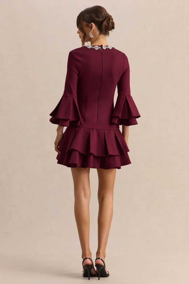 Mirna | Vestido Corto Burdeos con Escote Redondo, Mangas Acampanadas y Detalles de Volantes - Imagen 3