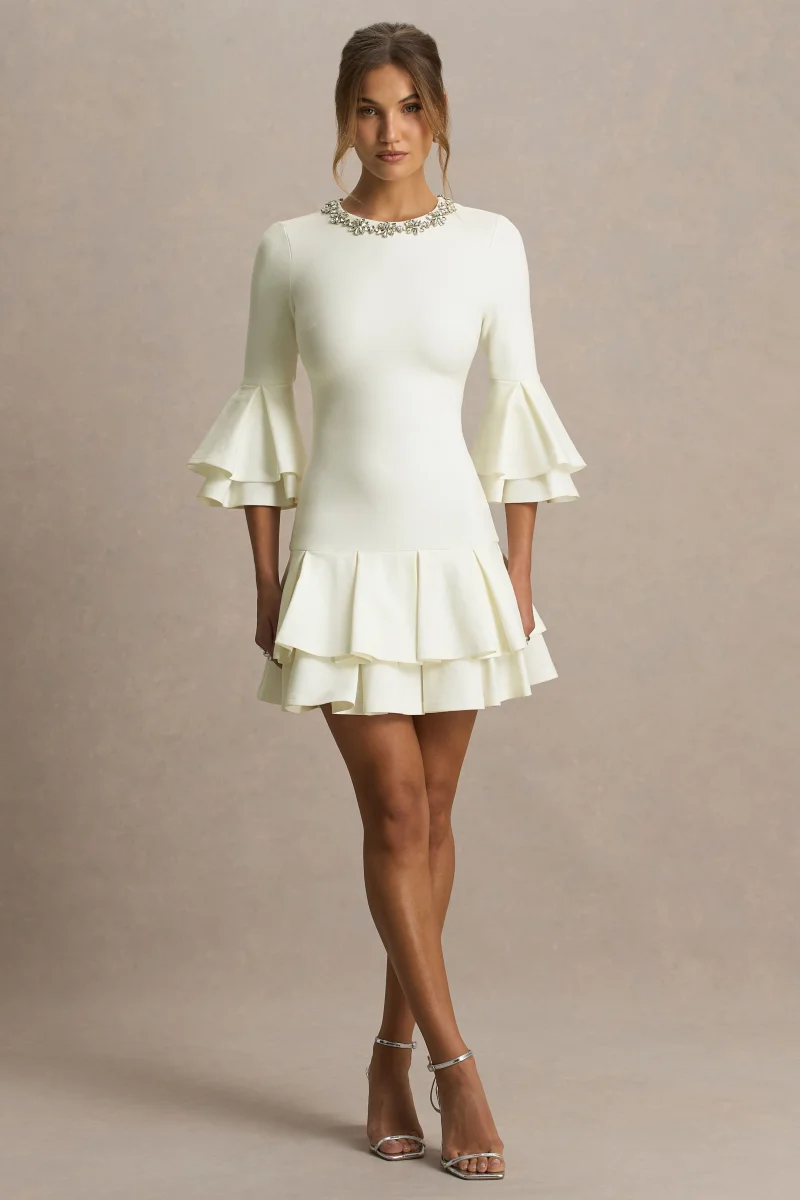 Mirna | Vestido Corto Crema con Escote Redondo, Mangas Acampanadas y Detalles de Volantes - Imagen 6