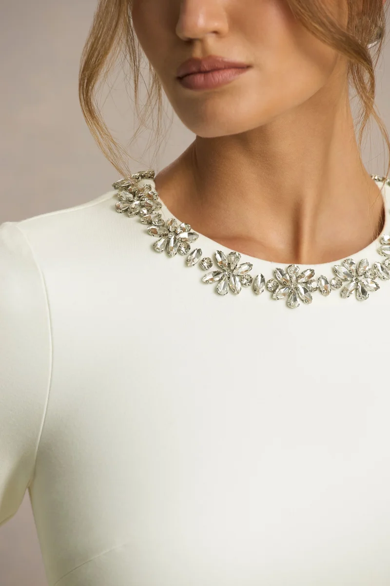 Mirna | Vestido Corto Crema con Escote Redondo, Mangas Acampanadas y Detalles de Volantes - Imagen 7