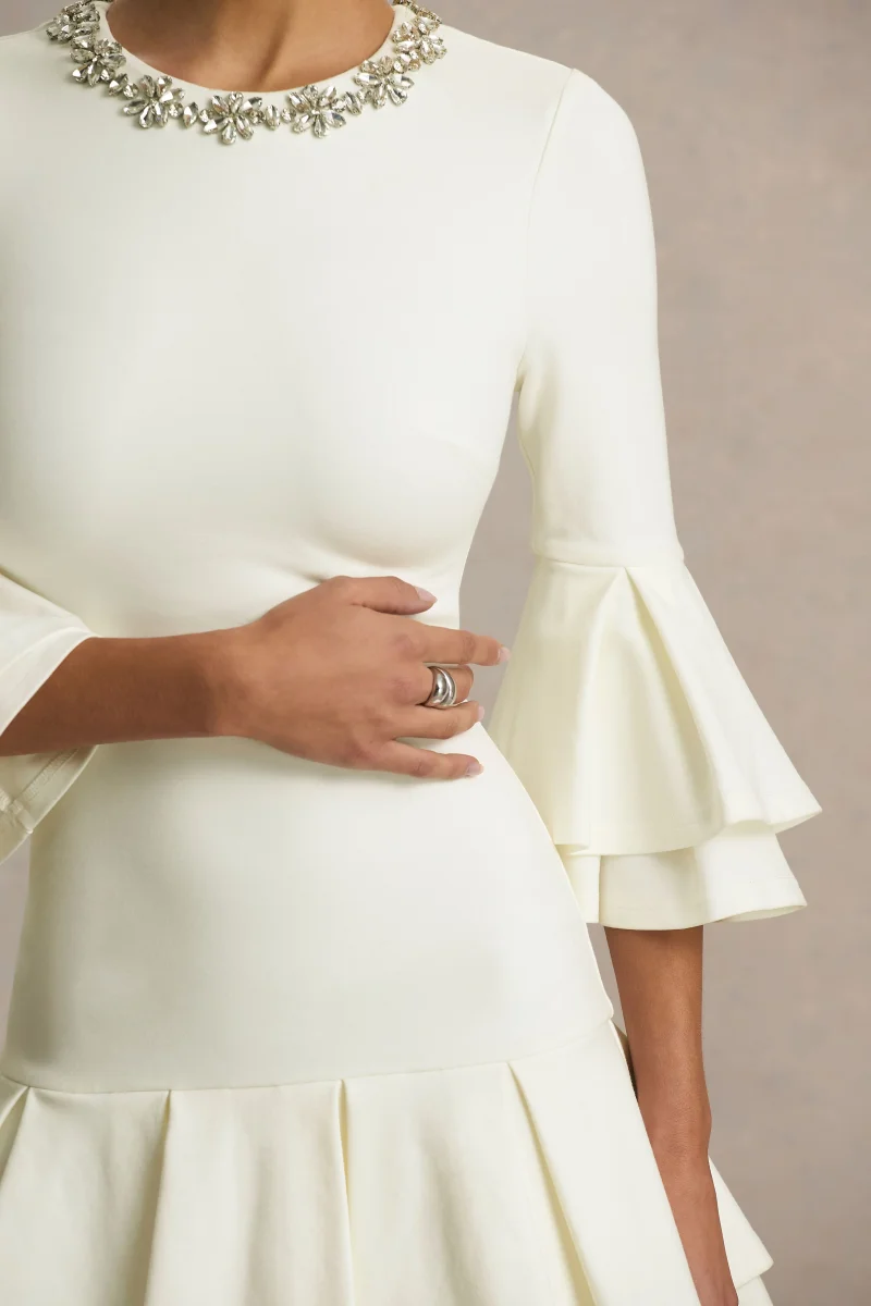 Mirna | Vestido Corto Crema con Escote Redondo, Mangas Acampanadas y Detalles de Volantes - Imagen 4