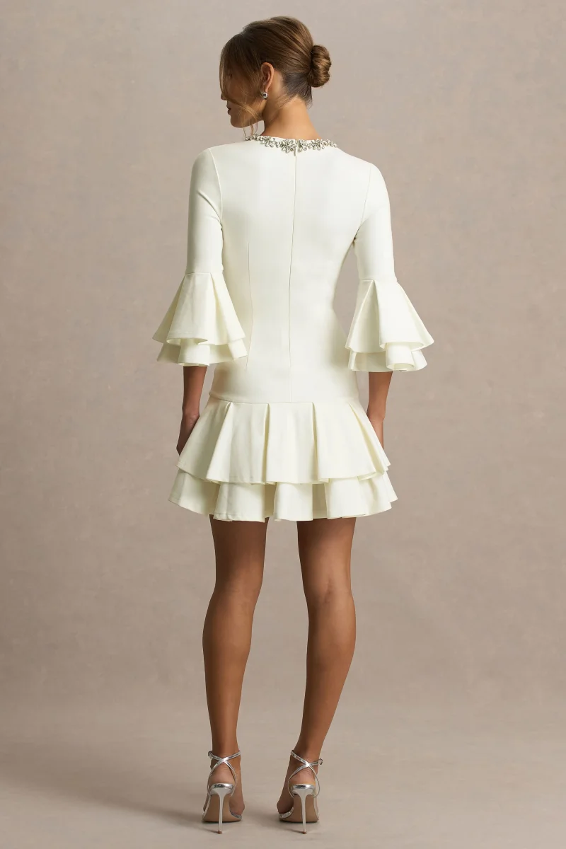 Mirna | Vestido Corto Crema con Escote Redondo, Mangas Acampanadas y Detalles de Volantes - Imagen 3