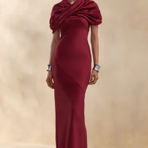 Yoli | Vestido Largo Satinado Burdeos con Capa Retorcida