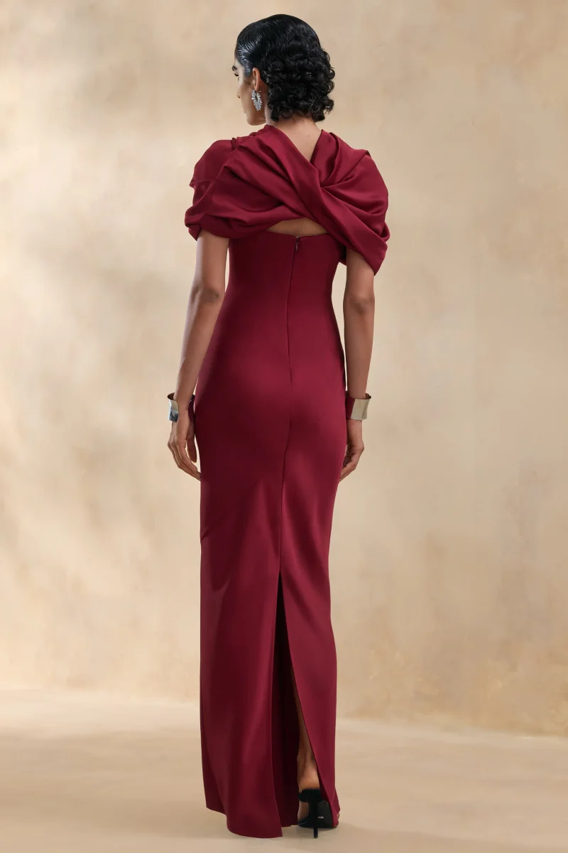 Yoli | Vestido Largo Satinado Burdeos con Capa Retorcida - Imagen 3