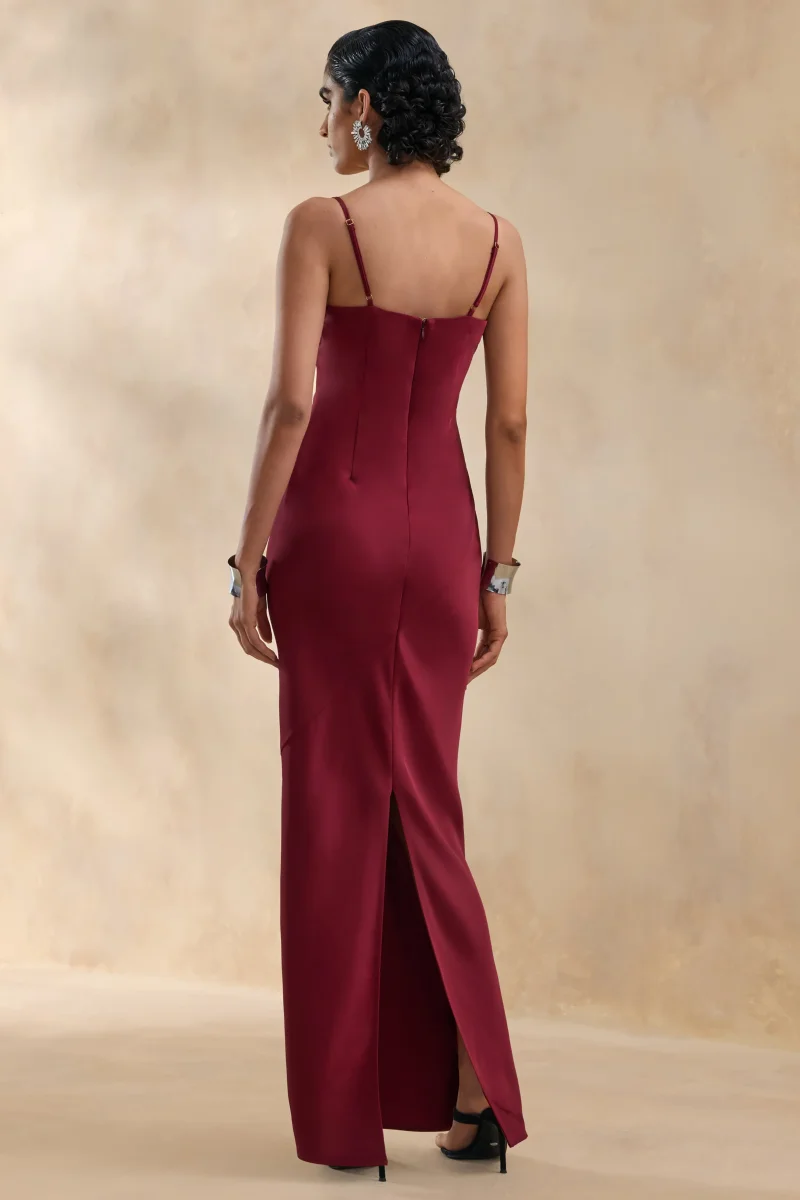 Yoli | Vestido Largo Satinado Burdeos con Capa Retorcida - Imagen 5