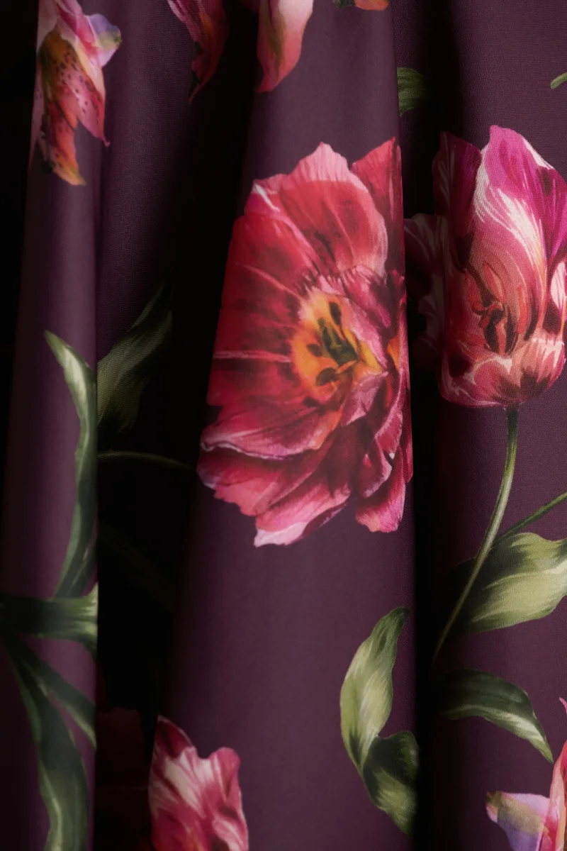 Magic | Vestido Corto Burdeos Con Estampado Floral y Escote Corazón - Imagen 7