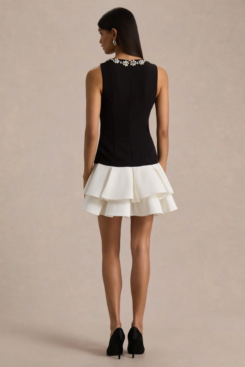 Nalani | Vestido Corto Negro y Blanco con Cuello Redondo, Adornos y Detalles de Volantes - Imagen 3