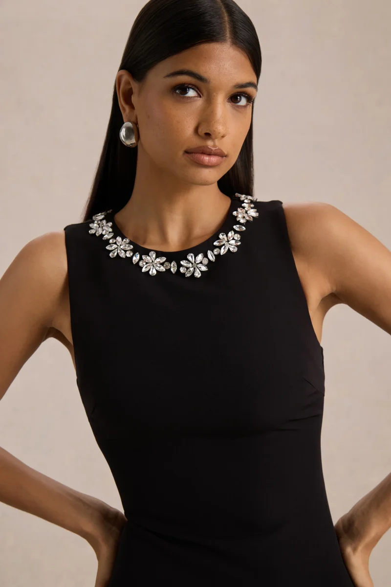 Nalani | Vestido Corto Negro y Blanco con Cuello Redondo, Adornos y Detalles de Volantes - Imagen 4