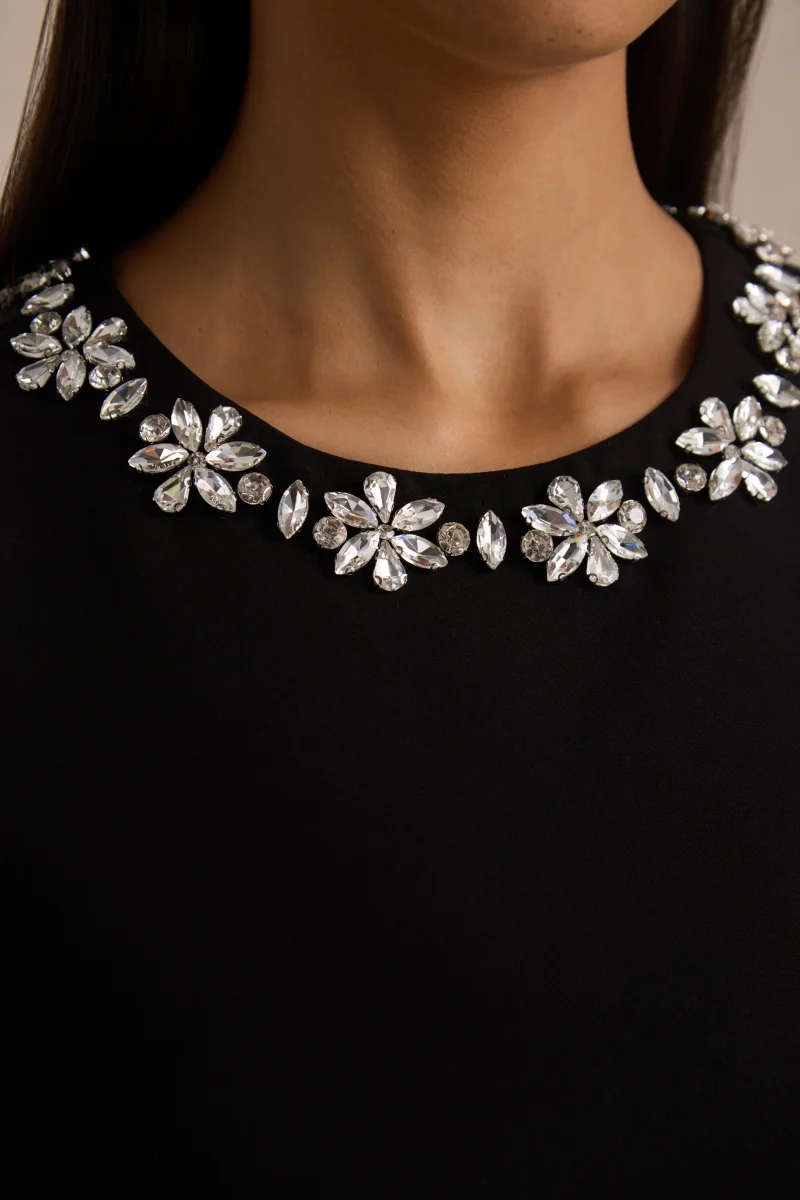 Nalani | Vestido Corto Negro y Blanco con Cuello Redondo, Adornos y Detalles de Volantes - Imagen 7