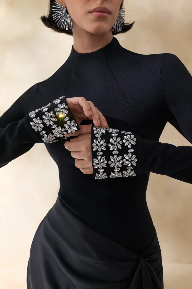 Starred | Vestido Largo Negro de Cuello Alto con Falda Envolvente de Satén y Puños Embellecidos - Imagen 4