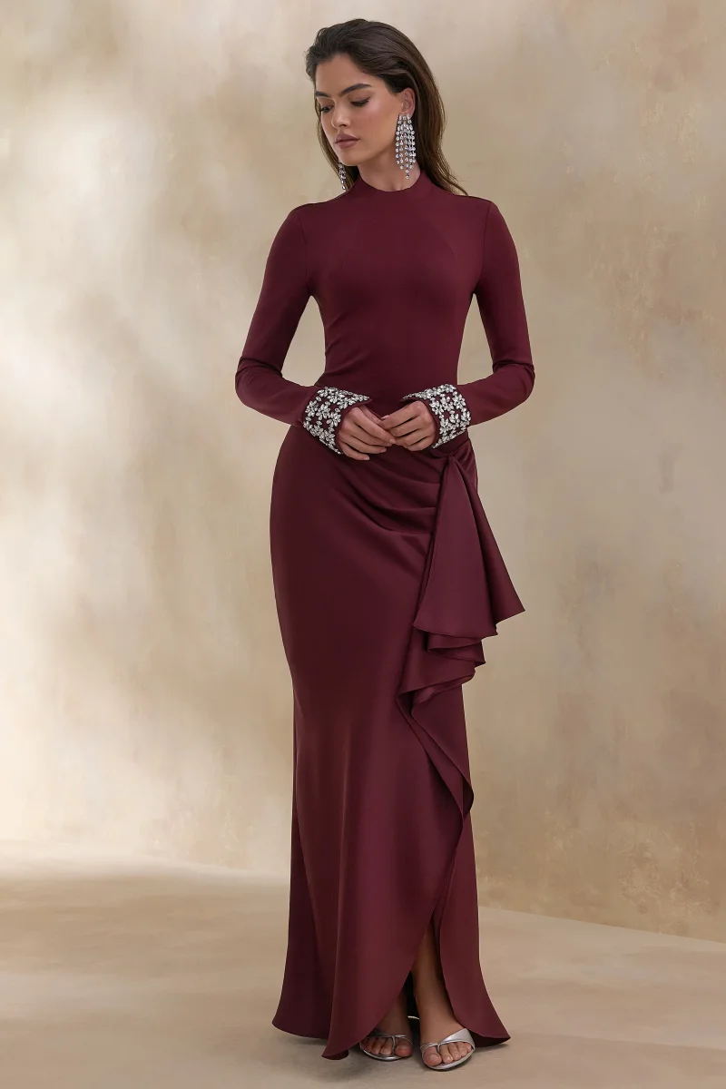 Starred | Vestido Largo Burdeos de Cuello Alto con Falda Envolvente de Satén y Puños Embellecidos - Imagen 5