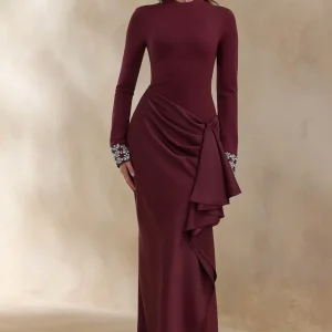 Starred | Vestido Largo Burdeos de Cuello Alto con Falda Envolvente de Satén y Puños Embellecidos