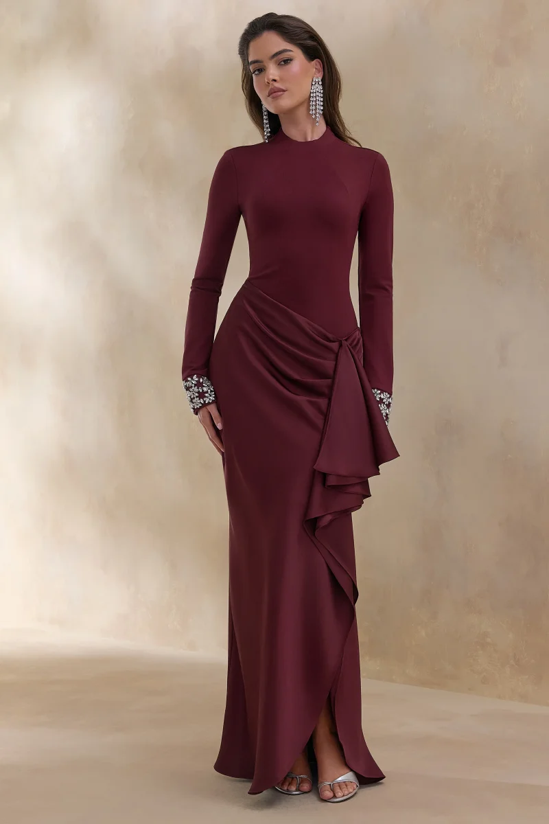 Starred | Vestido Largo Burdeos de Cuello Alto con Falda Envolvente de Satén y Puños Embellecidos