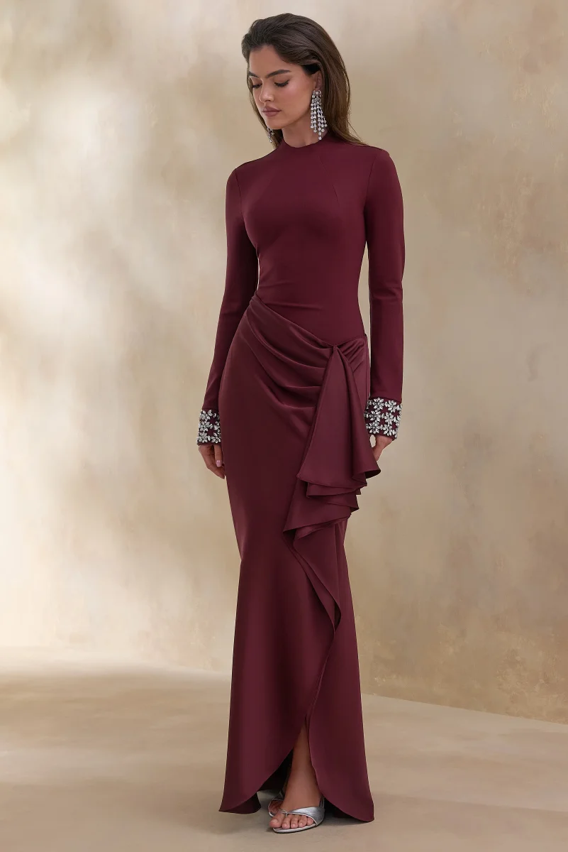 Starred | Vestido Largo Burdeos de Cuello Alto con Falda Envolvente de Satén y Puños Embellecidos - Imagen 6