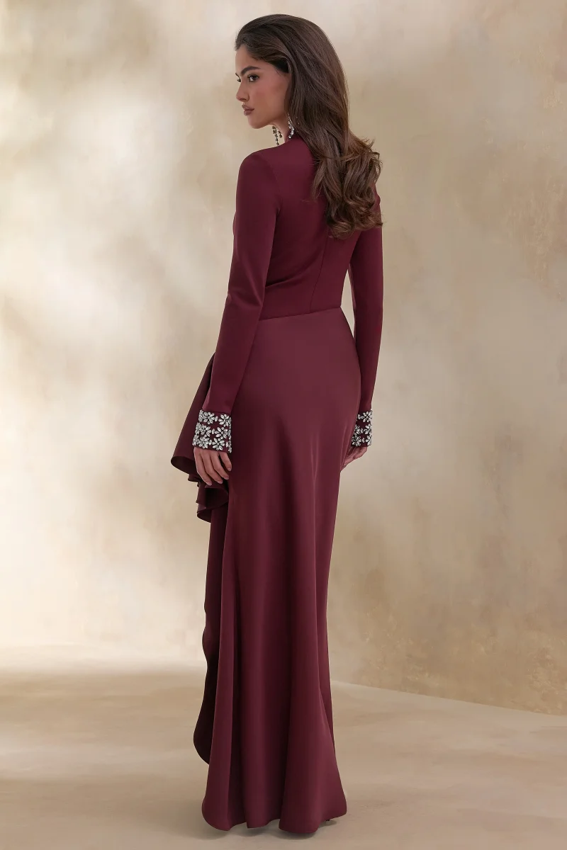 Starred | Vestido Largo Burdeos de Cuello Alto con Falda Envolvente de Satén y Puños Embellecidos - Imagen 3