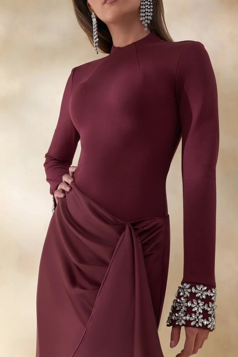 Starred | Vestido Largo Burdeos de Cuello Alto con Falda Envolvente de Satén y Puños Embellecidos - Imagen 4