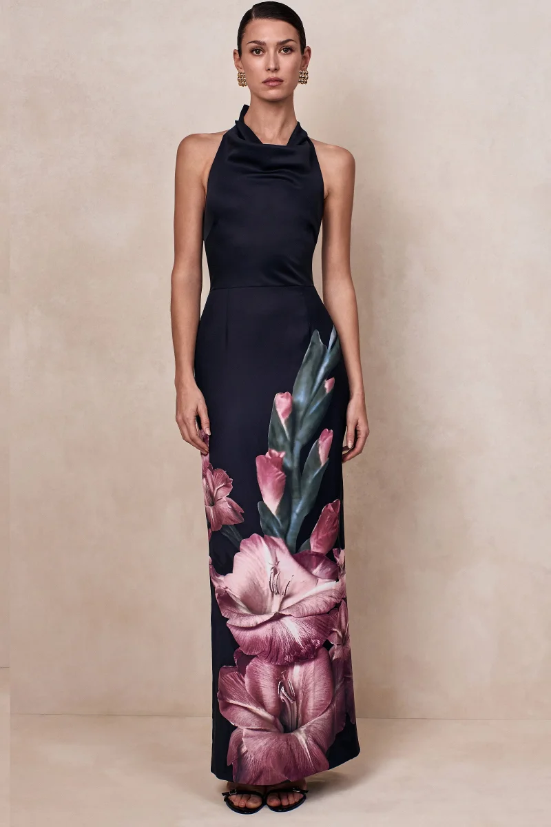 Palatial | Vestido Largo Halter con Escote Drapeado y Estampado Floral Rosa en el Borde - Imagen 5