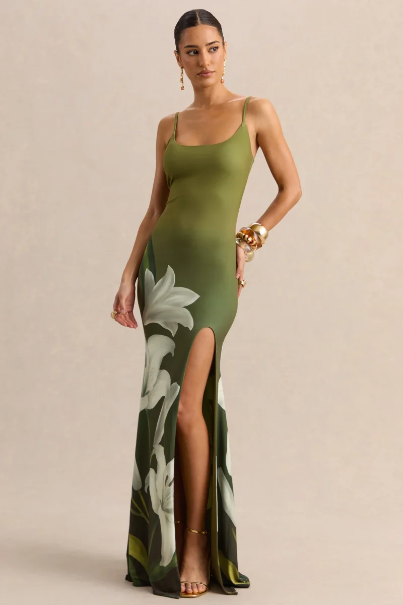 Yasmine | Vestido Largo Verde Oliva Con Estampado De Lirios, Cuello Cuadrado Y Abertura Delantera - Imagen 2