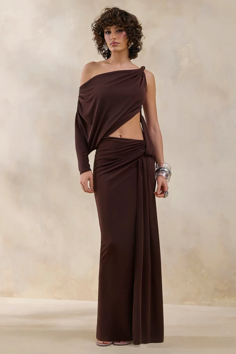 Layla | Vestido Largo cruzado marrón de cuello asimétrico con abertura y detalle fruncido - Imagen 6