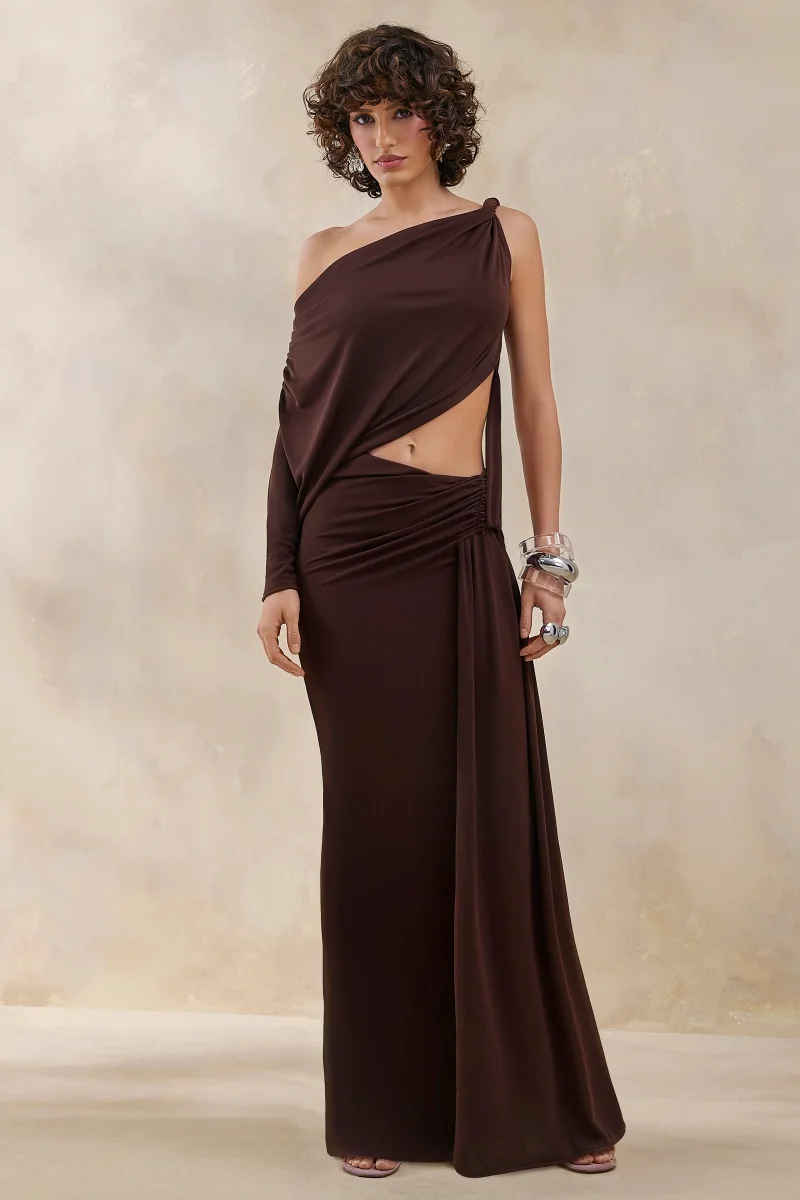 Layla | Vestido Largo cruzado marrón de cuello asimétrico con abertura y detalle fruncido - Imagen 2