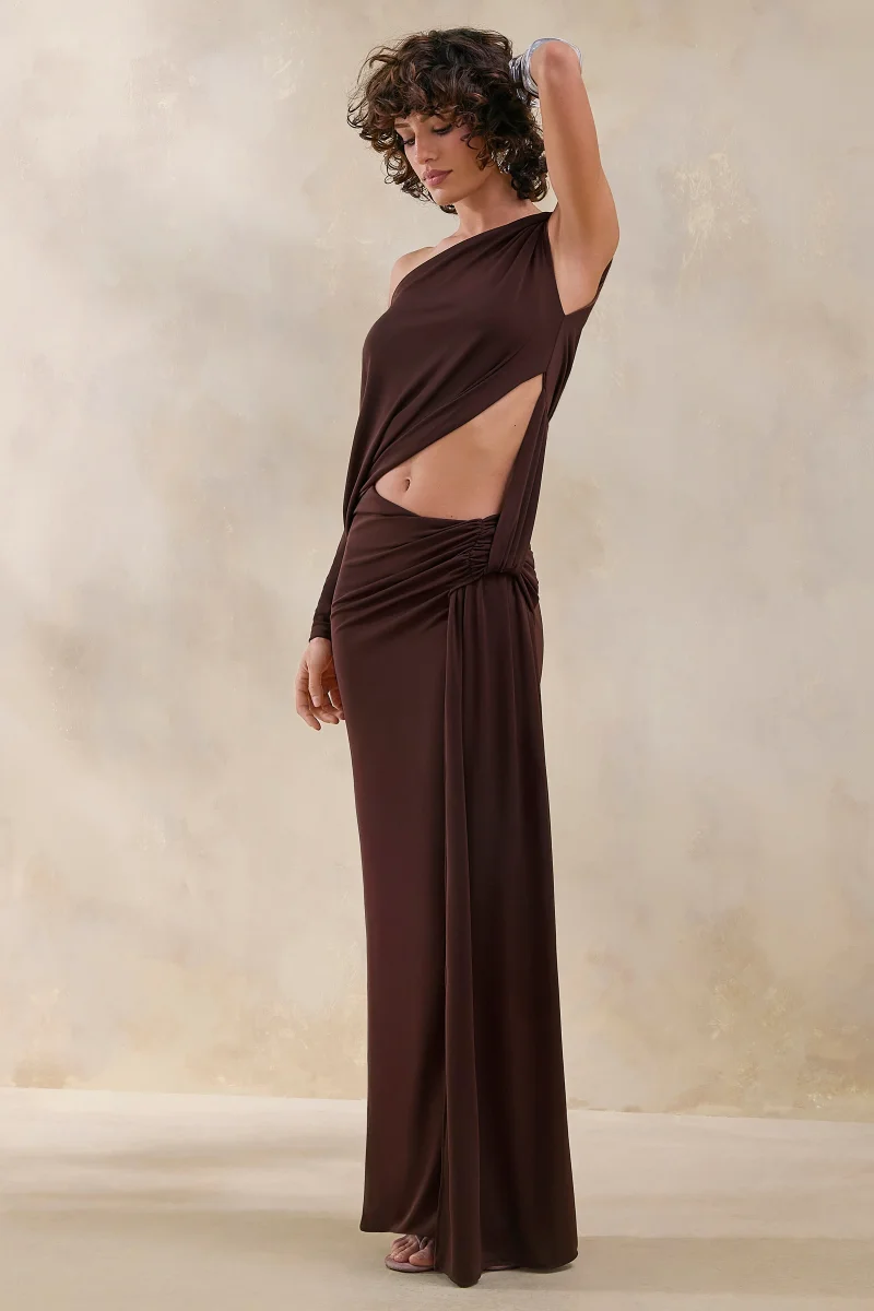 Layla | Vestido Largo cruzado marrón de cuello asimétrico con abertura y detalle fruncido - Imagen 5