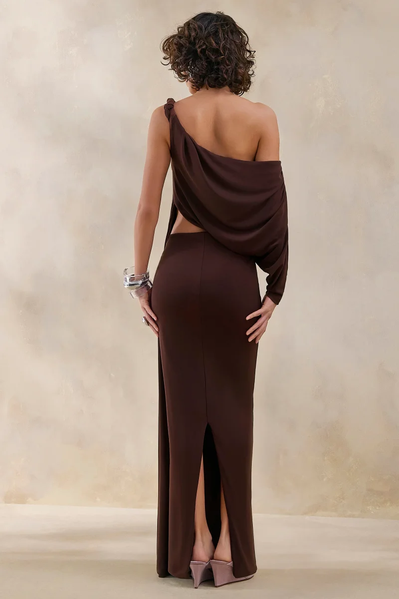 Layla | Vestido Largo cruzado marrón de cuello asimétrico con abertura y detalle fruncido - Imagen 3